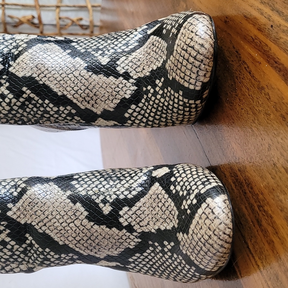 Snake skin size 6.5 boot. Zipper on the inside of boot. No nicks no scuffs. - Picture 8 of 8